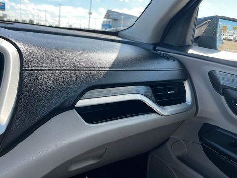 Used 2024 GMC Terrain SLT image 40