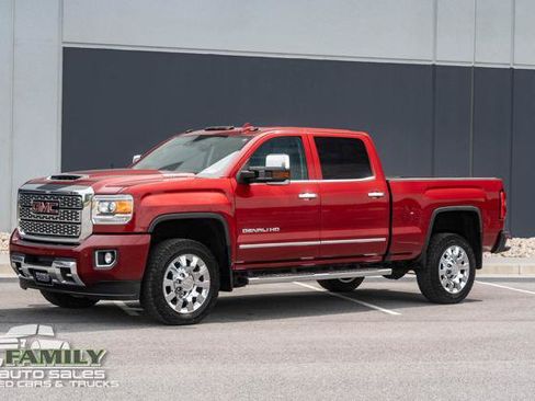 Used 2019 GMC Sierra 2500 Denali w/ Duramax Plus Package AWD/4WD image 2