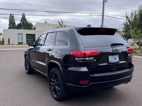 Used 2019 Jeep Grand Cherokee Altitude AWD/4WD image 7