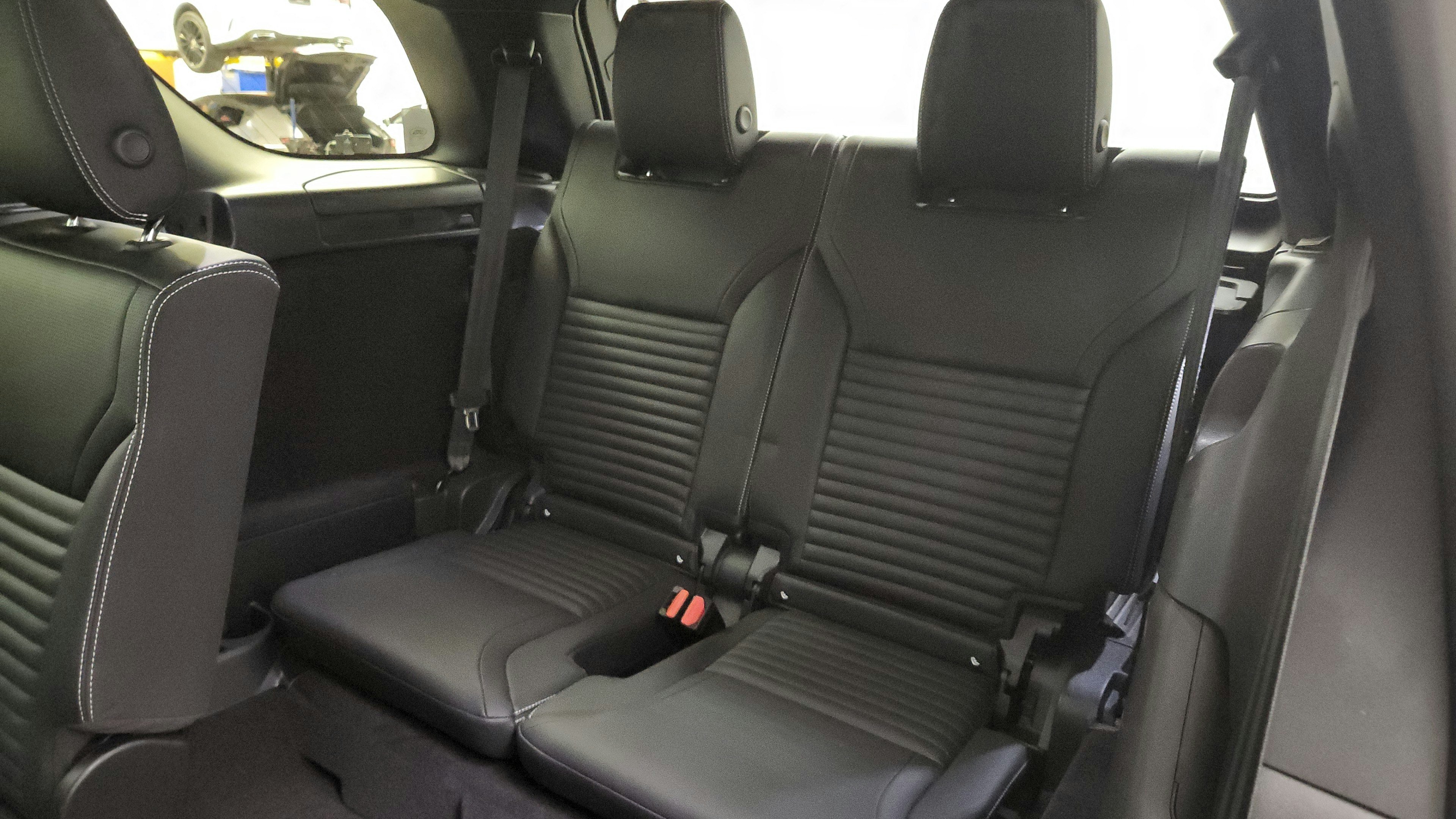 Used 2024 Land Rover Discovery Dynamic SE AWD/4WD image 30