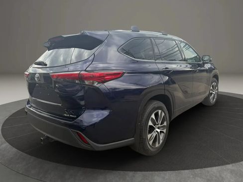 Used 2020 Toyota Highlander XLE AWD/4WD image 5