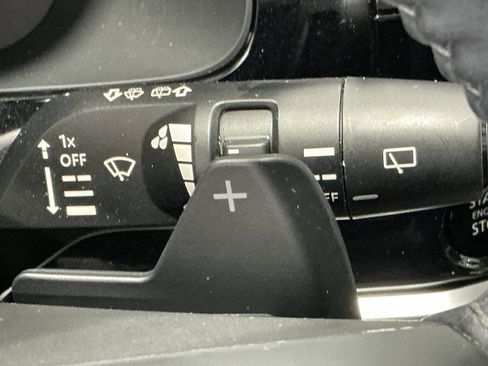 Used 2025 Nissan Pathfinder SV image 13