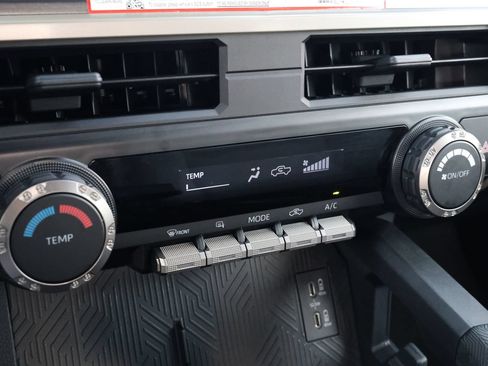 Used 2025 Toyota Tacoma SR5 AWD/4WD image 20