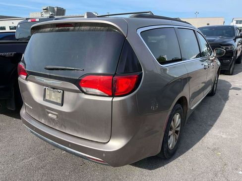 Used 2017 Chrysler Pacifica Touring-L FWD image 2