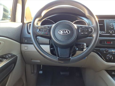 Used 2016 Kia Sedona LX w/ LX Convenience Package image 5