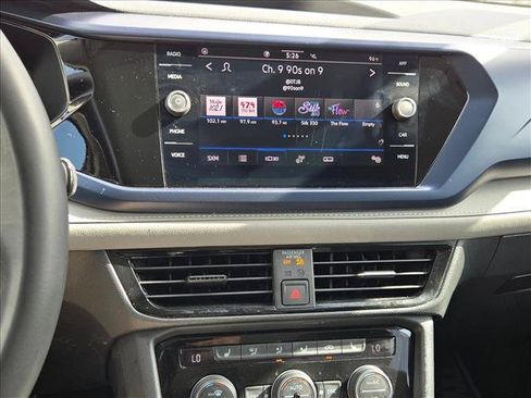Used 2024 Volkswagen Taos SE w/ Panoramic Sunroof Package FWD image 13
