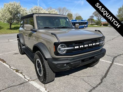 Used 2025 Ford Bronco Outer Banks w/ Sasquatch Package AWD/4WD image 2