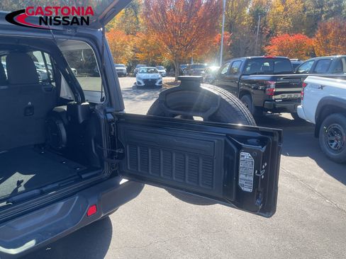 Used 2023 Jeep Wrangler Sahara image 25