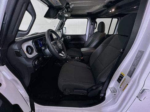 Used 2025 Jeep Wrangler Sahara image 13