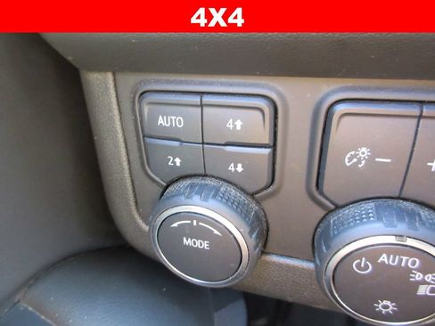 Certified 2024 Chevrolet Suburban Premier AWD/4WD image 33