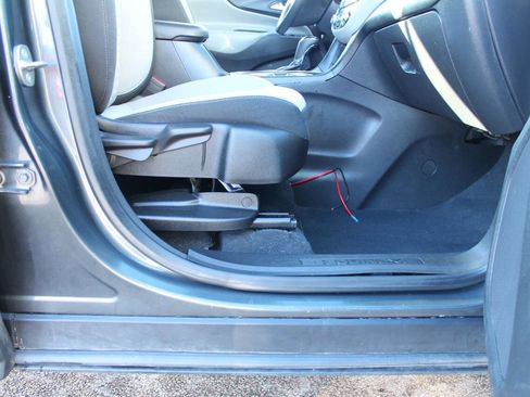 Used 2020 Chevrolet Equinox LS image 19