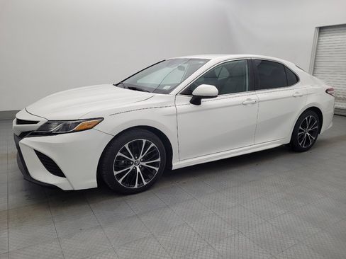 Used 2020 Toyota Camry SE FWD image 2