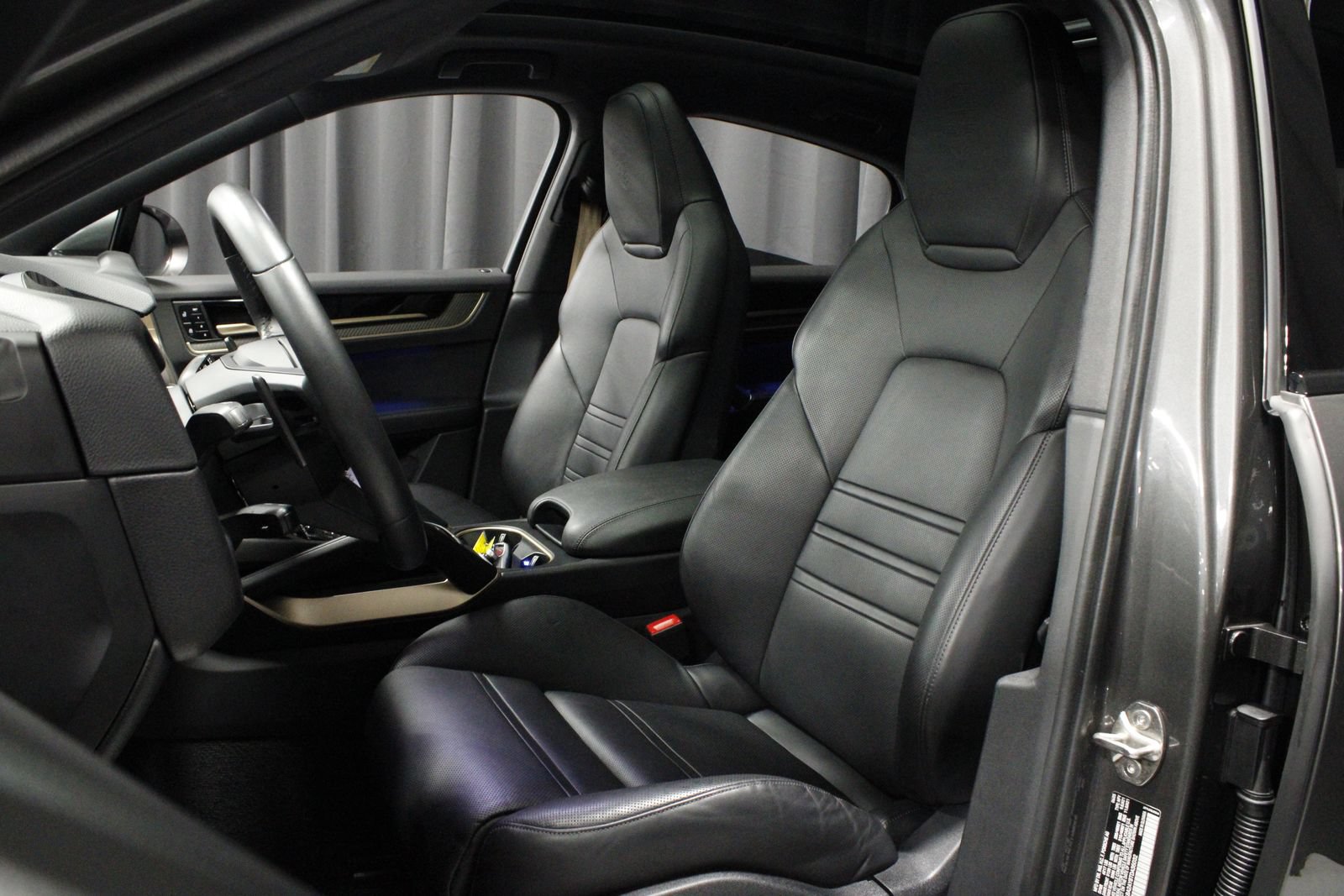 Certified 2026 Porsche Cayenne Coupe AWD/4WD image 5