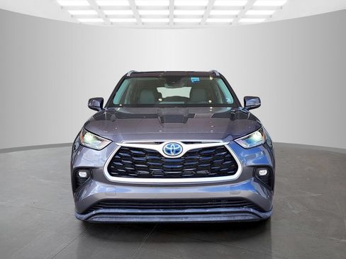 Used 2023 Toyota Highlander XLE AWD/4WD image 2