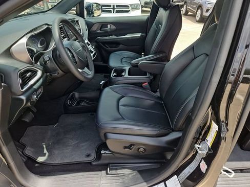 Used 2025 Chrysler Pacifica Select FWD image 18
