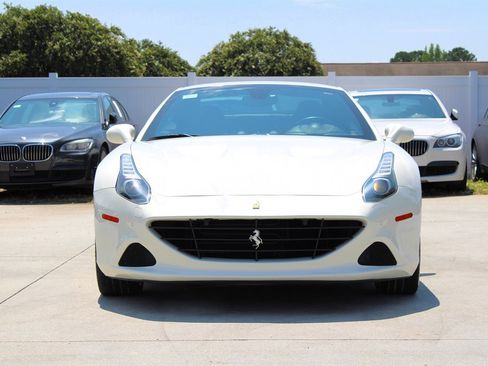 Used 2017 Ferrari California T image 3