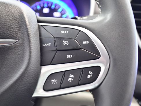 Used 2024 Chrysler Pacifica Touring-L image 26