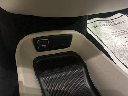 Used 2024 Chrysler Pacifica Touring-L image 24