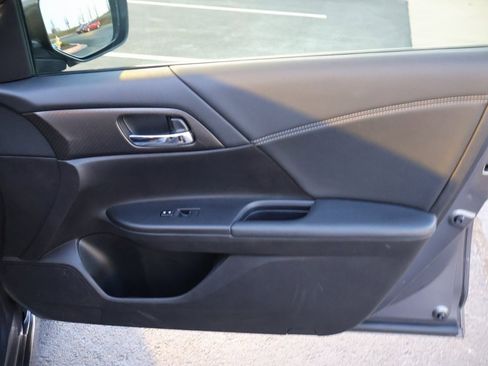 Used 2017 Honda Accord Sport image 13