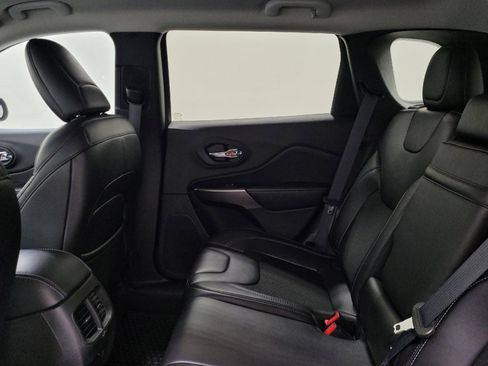 Used 2019 Jeep Cherokee Latitude Plus w/ Comfort/Convenience Group AWD/4WD image 18