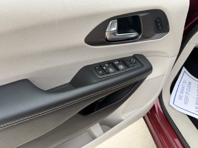 Used 2023 Chrysler Pacifica Touring-L FWD image 18