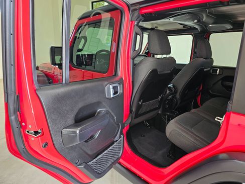 Used 2024 Jeep Wrangler Unlimited Rubicon AWD/4WD image 18
