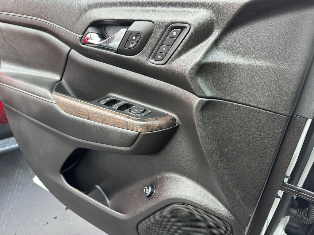 Used 2023 GMC Acadia Denali w/ Denali Technology Package FWD image 21