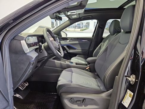 New 2026 Volkswagen Tiguan SE R-Line FWD image 17