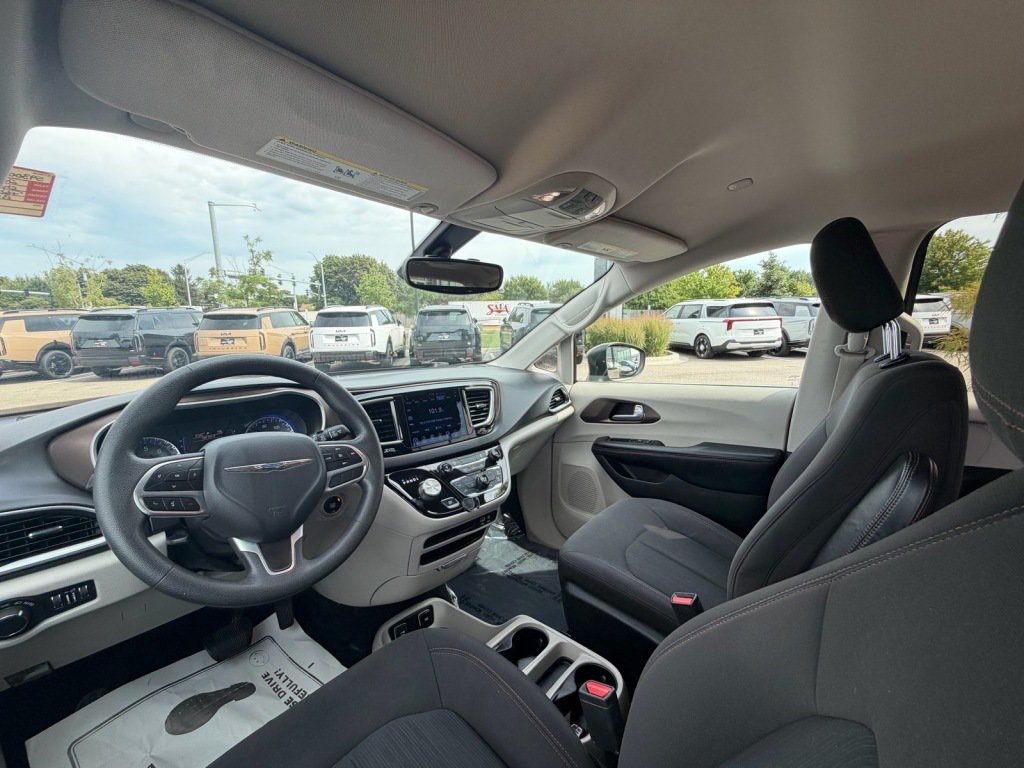 Used 2017 Chrysler Pacifica Touring FWD image 10