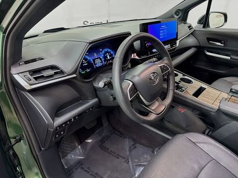 Used 2025 Toyota Sienna Platinum AWD/4WD image 9