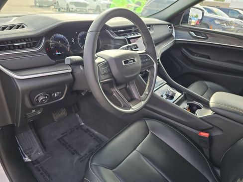 Used 2024 Jeep Grand Cherokee Limited image 13