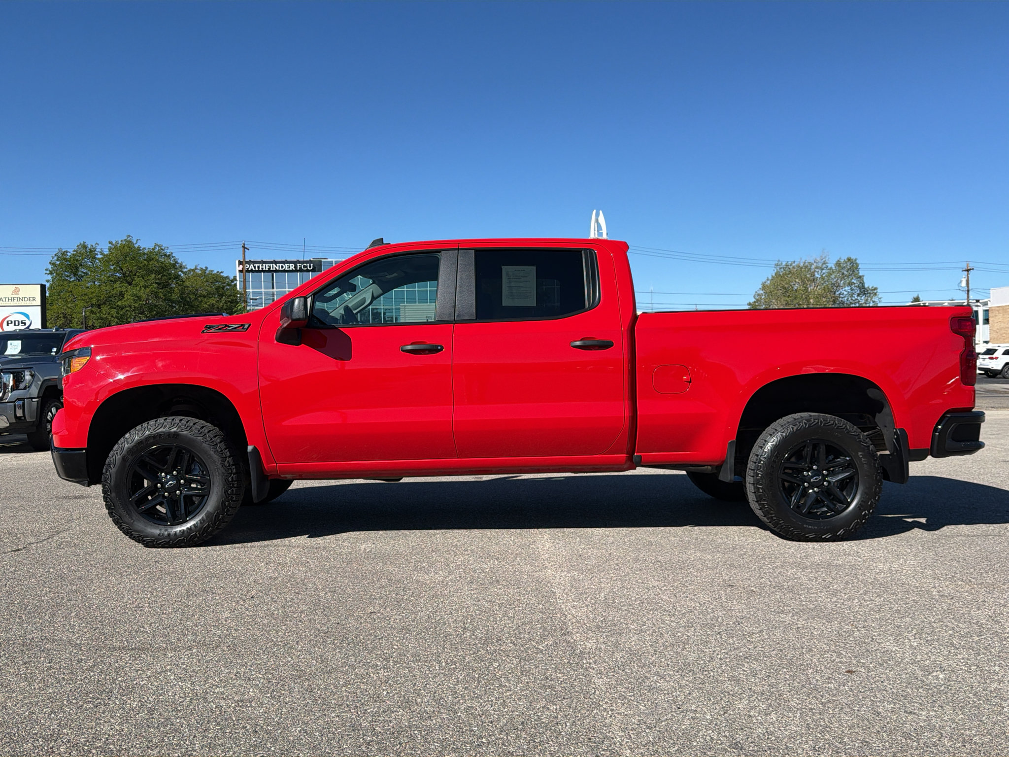 Used 2025 Chevrolet Silverado 1500 Custom Trail Boss w/ Dark Appearance Package AWD/4WD image 2
