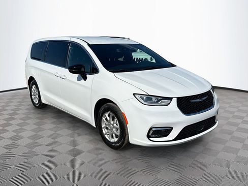 Used 2026 Chrysler Pacifica Select image 4