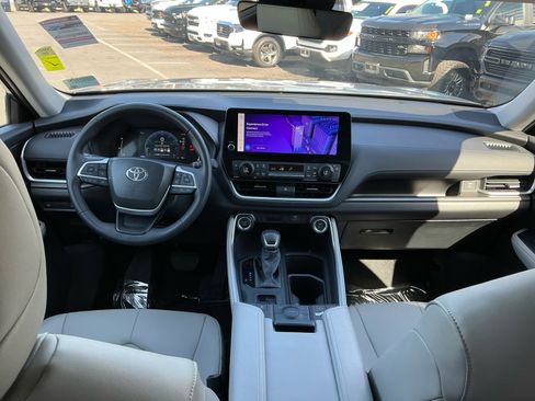 Used 2024 Toyota Grand Highlander AWD image 17