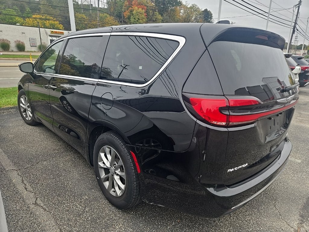 Used 2026 Chrysler Pacifica Limited FWD image 7