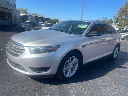 Used 2019 Ford Taurus SE image 2