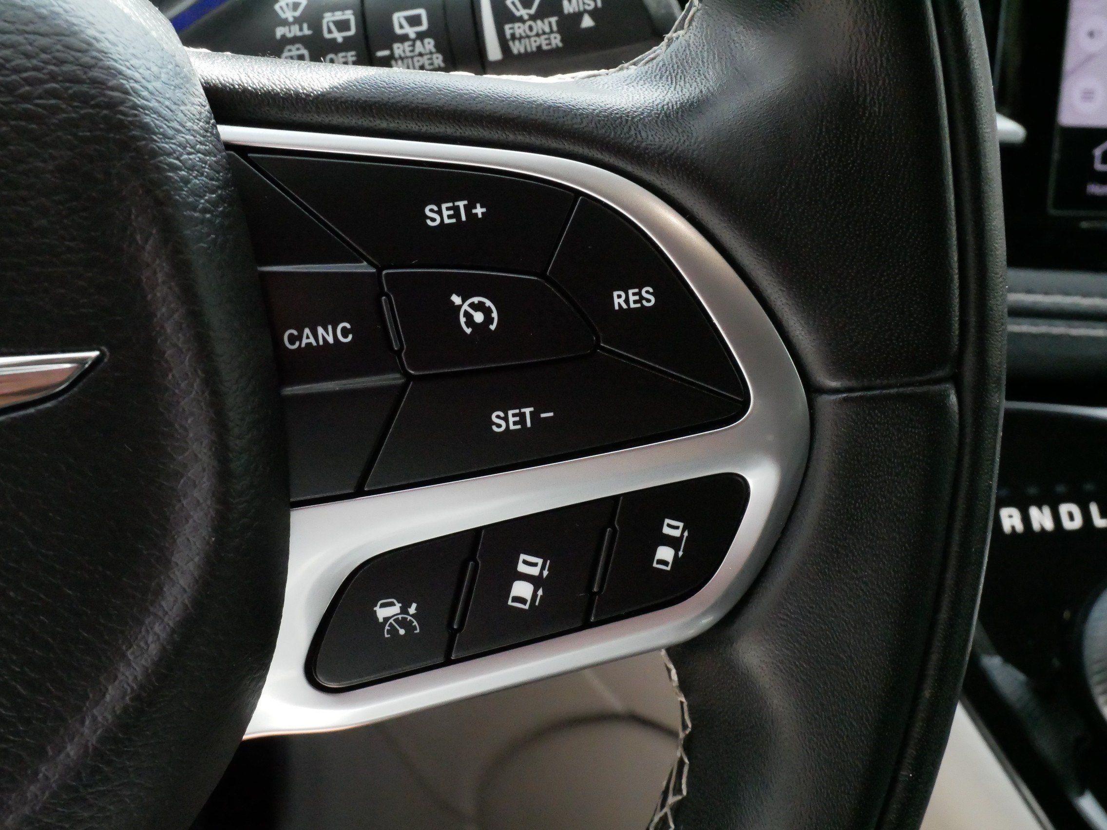 Used 2022 Chrysler Pacifica Limited w/ Uconnect Theater Family Group FWD image 25