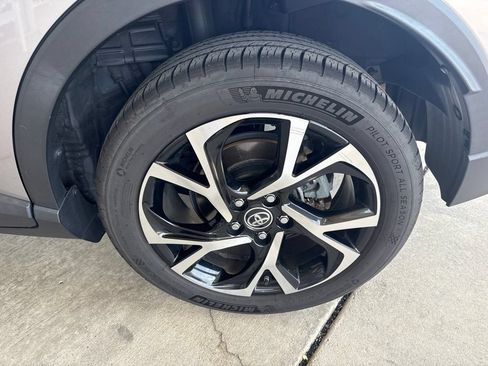 Used 2019 Toyota C-HR XLE FWD image 12