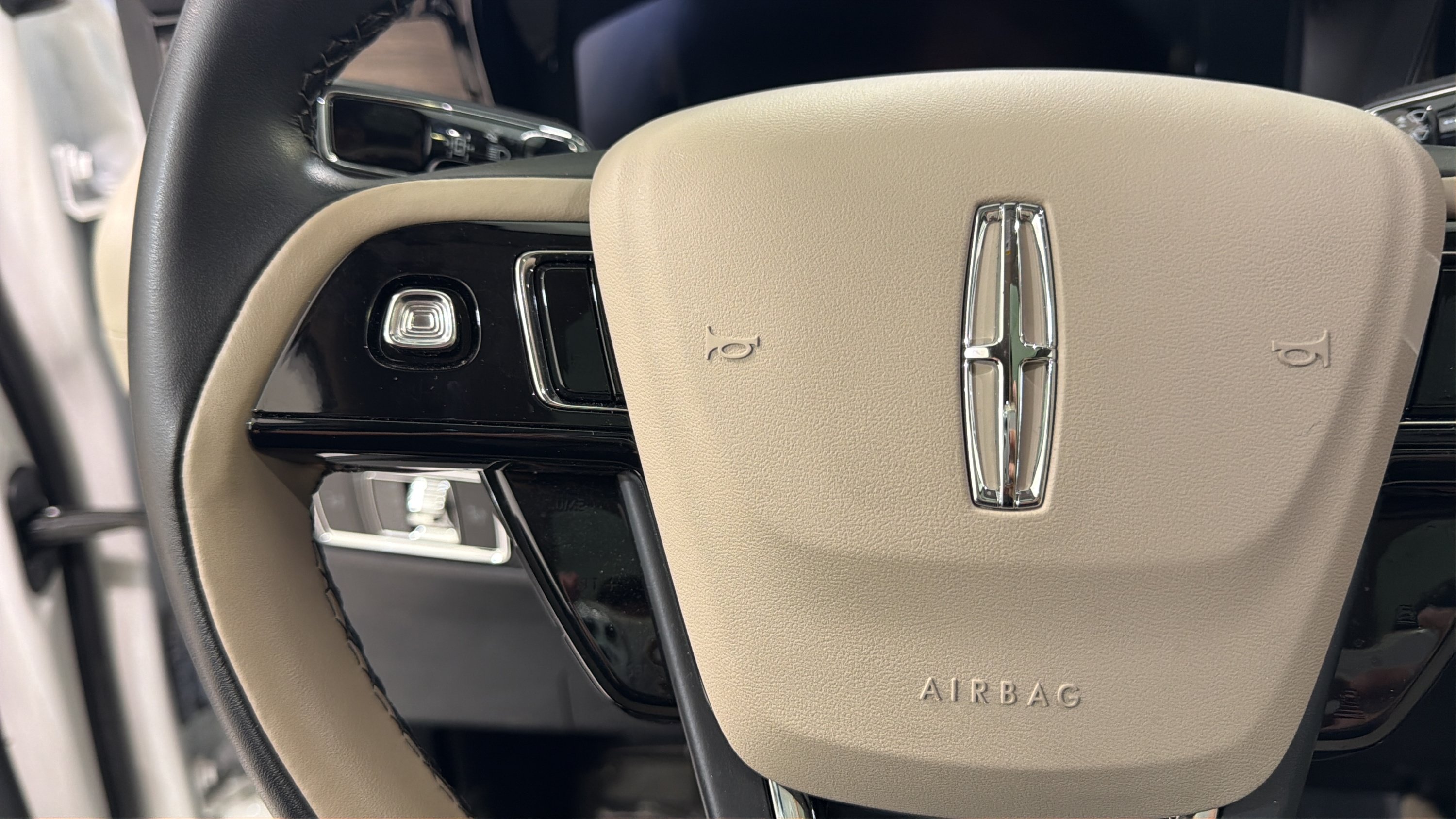 Used 2025 Lincoln Corsair Grand Touring AWD/4WD image 11