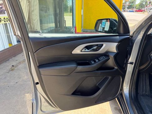 Used 2019 Chevrolet Traverse LS FWD image 9