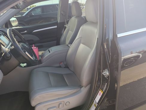 Used 2019 Toyota Highlander XLE AWD/4WD image 5
