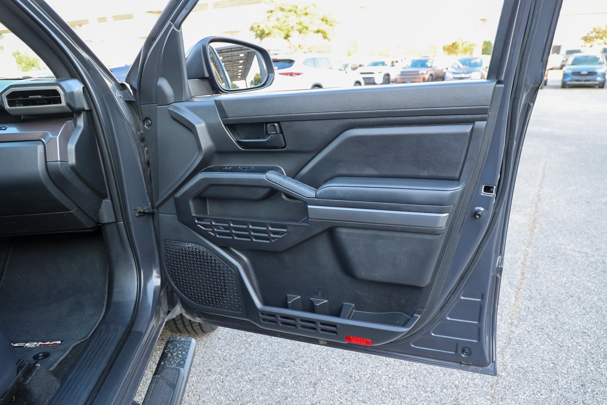 Certified 2025 Toyota Tacoma SR5 AWD/4WD image 40