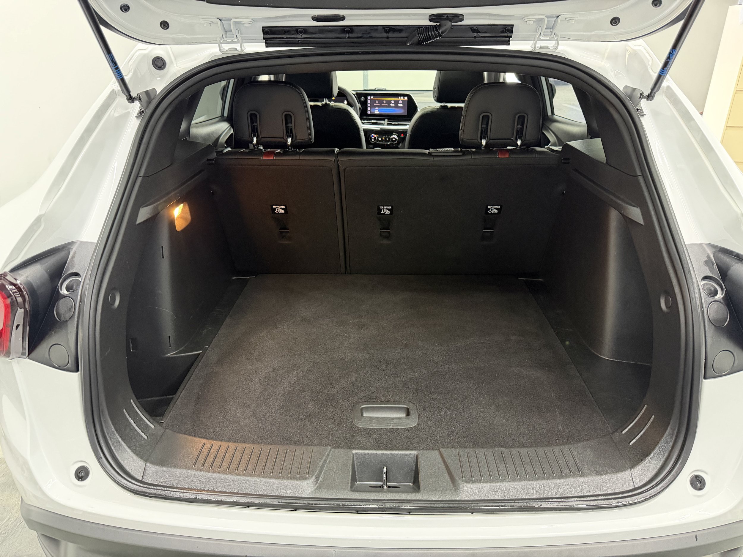 Used 2024 Chevrolet Trax RS w/ Sunroof Package FWD image 9