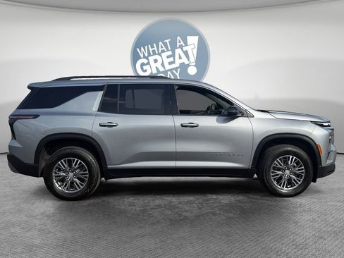 Used 2025 Chevrolet Traverse LT image 2