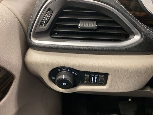 Used 2024 Chrysler Pacifica Limited image 19