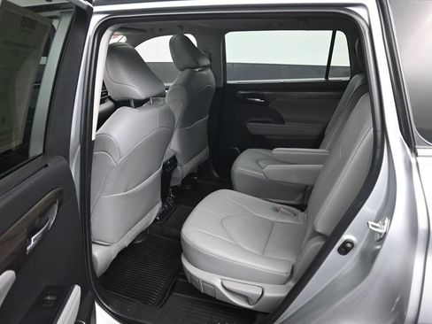 Used 2023 Toyota Highlander Limited image 10