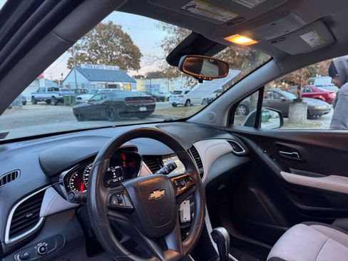 Used 2019 Chevrolet Trax LT image 11