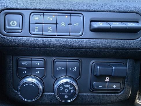 Used 2021 GMC Yukon Denali w/ Denali Premium Package image 7