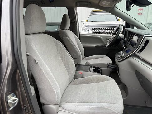 Used 2019 Toyota Sienna LE image 26