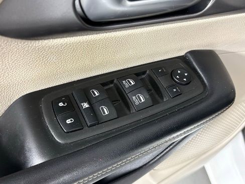 Used 2022 Chrysler Pacifica Touring-L image 18